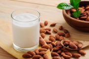 پرطرفدارترین شیر غیر لبنی ؛ فواید و مضرات شیر بادام که باید بدانید